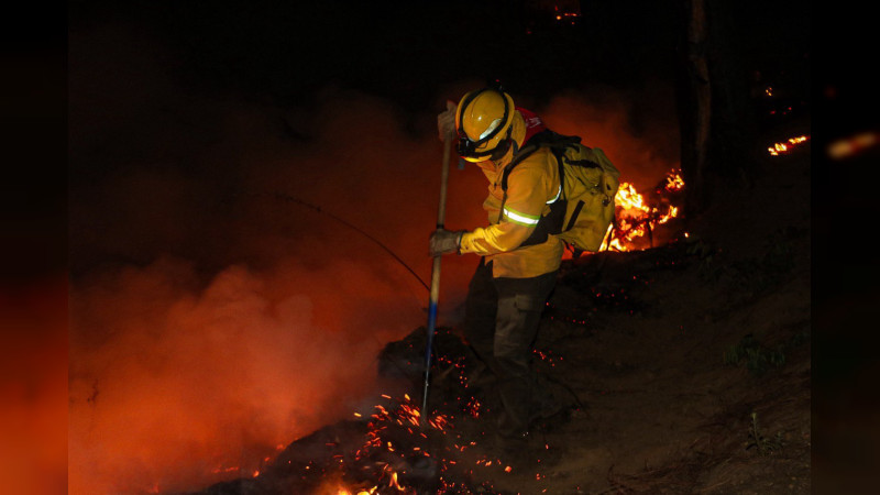 Brigadistas realizan segunda fase de quemas controladas en el Cerro de la Cruz de Uruapan