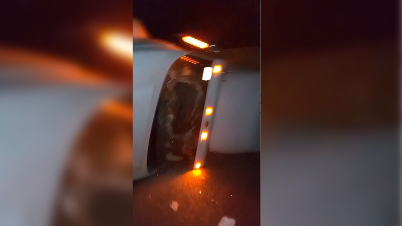 Vuelca tráiler en la Morelia-Pátzcuaro, solo hubo daños materiales  