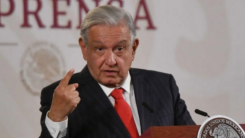 AMLO pide a normalistas de Ayotzinapa “no abusar” en sus protestas 
