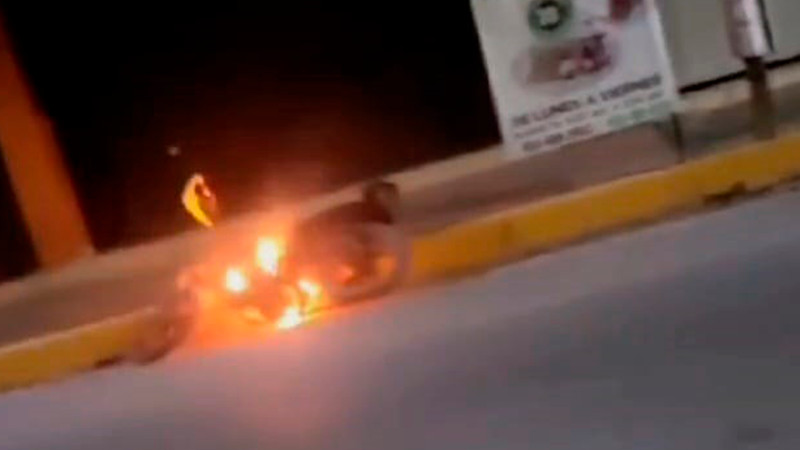  Desconocidos prenden fuego a una motocicleta en Apatzingán, Michoacán,