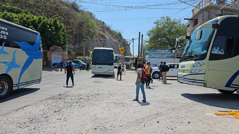 Estudiantes normalistas protestan en Chilpancingo por asesinato de compañero 