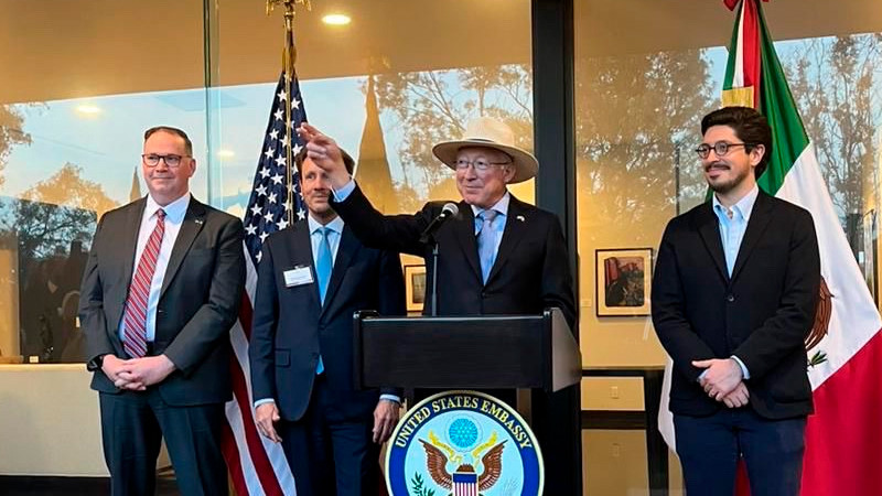 "Somos familia", asegura Ken Salazar sobre relación comercial EEU-México 