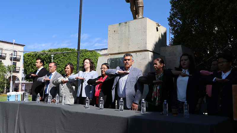 Autoridades Municipales y Educativas asistieron al acto conmemorativo del 459 aniversario luctuoso de Don Vasco de Quiroga.
