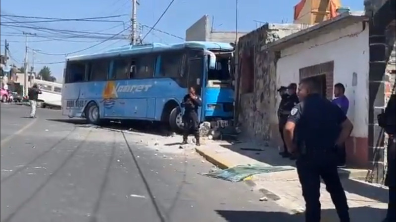 Autobús con peregrinos choca contra barda en Huitzilac, Morelos, tras quedarse sin frenos; hay 21 lesionados 