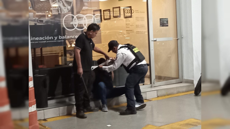 Asaltan venezolanos a cuentahabiente en Morelia: Los detienen guardias privados 