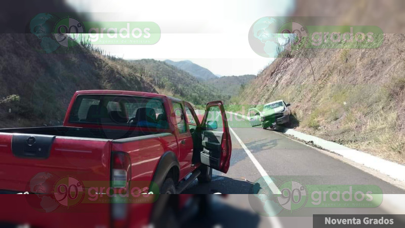 Chocan grupos armados en plena Autopista Siglo XXI, en Arteaga, Michoacán 