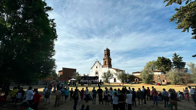 Los convites de la K’uínchekua recorren las calles de Tzintzuntzan 