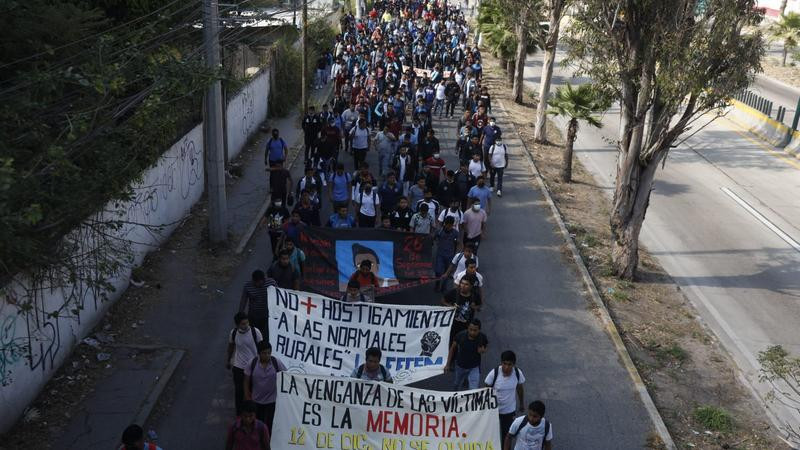 Normalistas de Ayotzinapa alistan megamarcha por muerte de compañero 