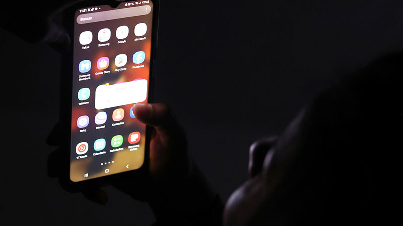 Uso nocturno de pantallas, celulares y televisión puede causar trastornos del sueño: Issste  