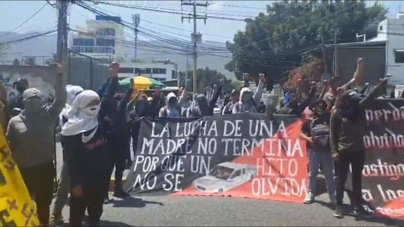 Normalistas de Ayotzinapa protestan en Congreso de Guerrero; exigen renuncia de titular de Fiscalía 