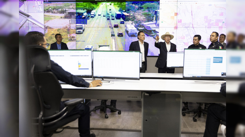 Recorre Ken Salazar complejo de seguridad de Querétaro  