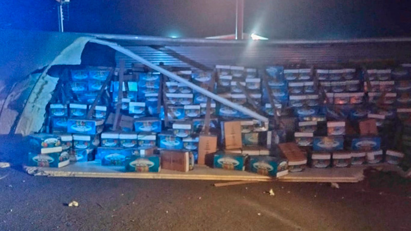 Vuelca tráiler en Vista Hermosa, Michoacán; solo hubo daños materiales
