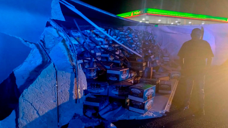 Vuelca tráiler en Vista Hermosa, Michoacán; solo hubo daños materiales