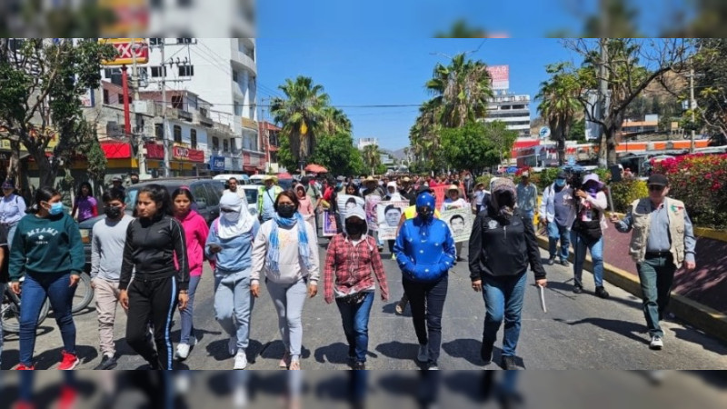 Normalistas marchan en Chilpancingo con exigencia de justicia por asesinato de Yanqui Kothan 