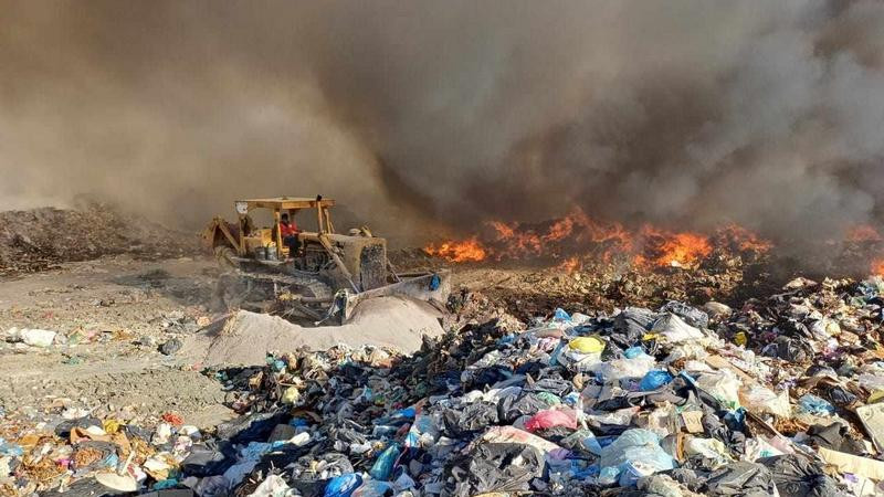Combaten incendio de más de 15 horas en el Basurero Municipal de Múgica, Michoacán 