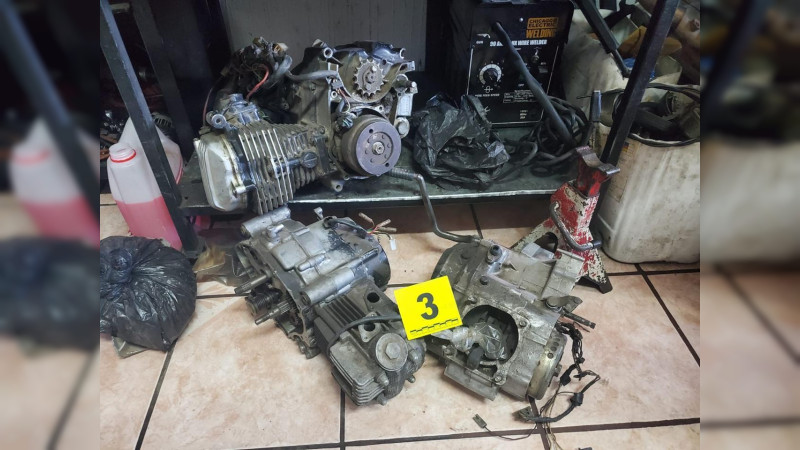 En Morelia, Michoacán, FGE asegura taller de motos en donde había piezas remarcadas 