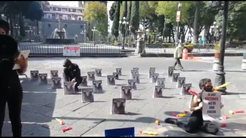 Activistas se manifiestan contra las corridas de toros celebradas en Plaza México 
