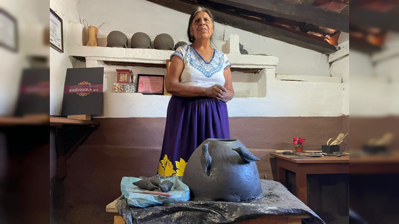 Compra la mejor alfarería y textiles en el Tianguis Artesanal de Uruapan