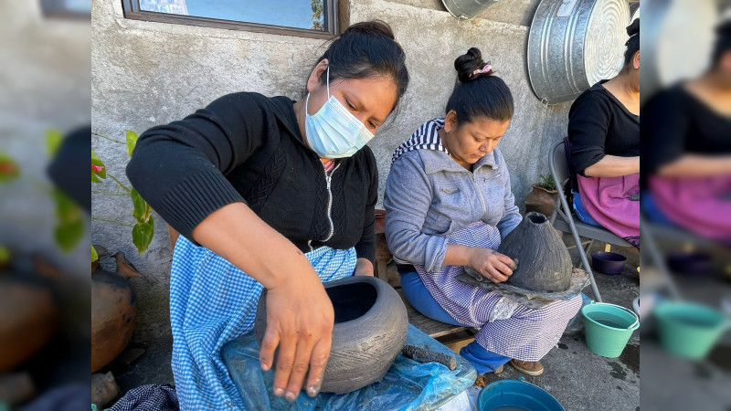 Compra la mejor alfarería y textiles en el Tianguis Artesanal de Uruapan