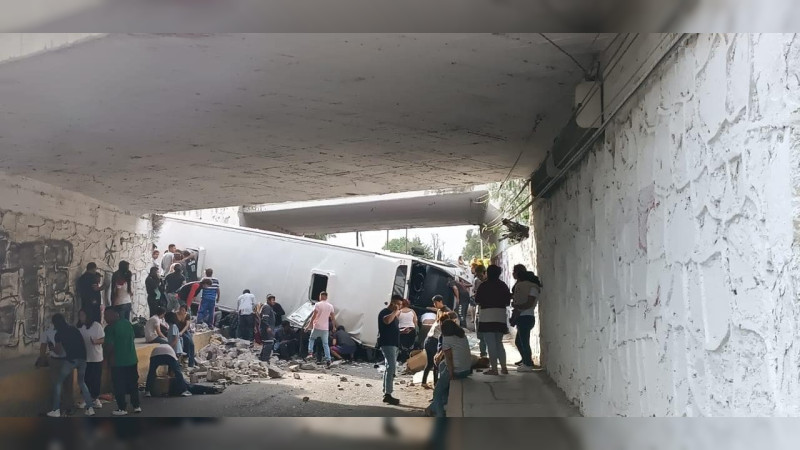 Autobús vuelca en la México-Pirámides-, hay varios lesionados 
