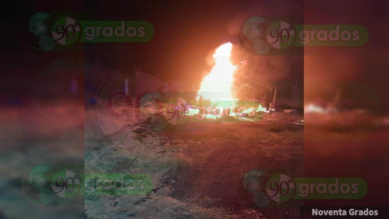 Emboscan, quitan la vida y queman patrulla a comandante de la Policía de Pátzcuaro, Michoacán 