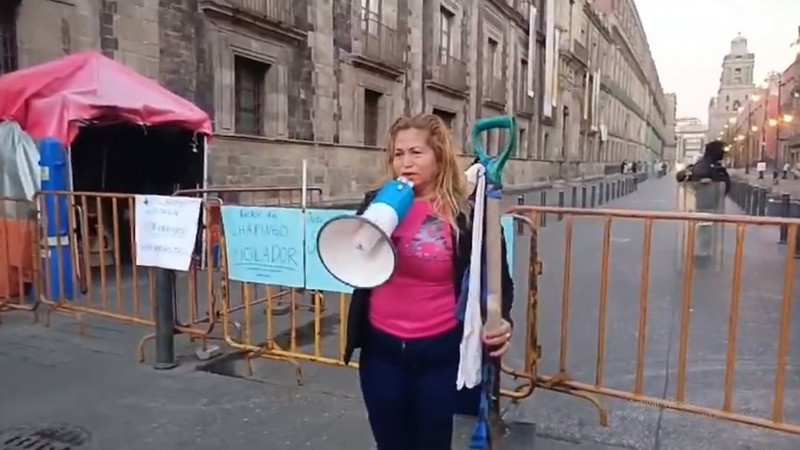 Madre buscadora Ceci Flores acude a Palacio Nacional a entregar pala a AMLO para que 'haga su chamba' 