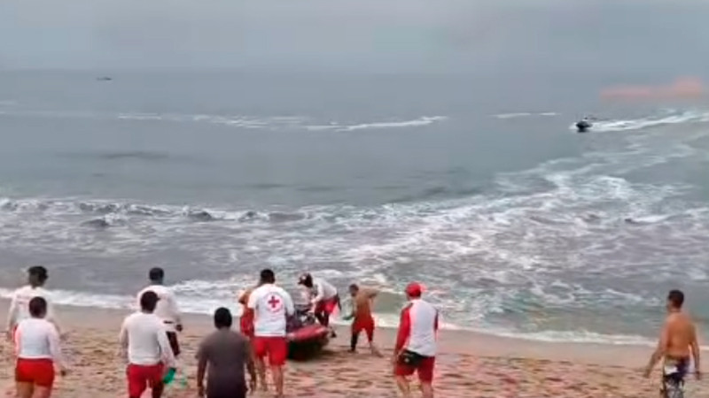 Rescatan en Mazatlán a 13 personas arrastradas por el mar 
