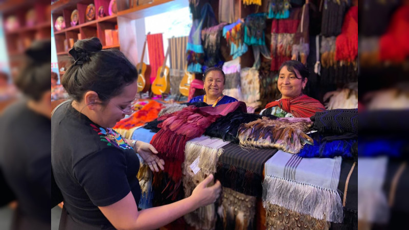 Adquiere los mejores rebozos michoacanos en el Tianguis Artesanal de Uruapan