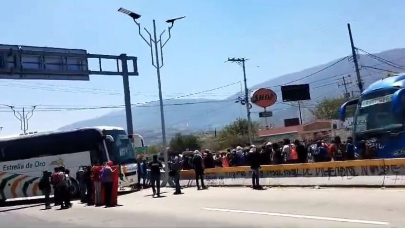 Normalistas de Ayotzinapa realizan bloqueo parcial en la Autopista del Sol para exigir justicia por Yanqui Khotan 