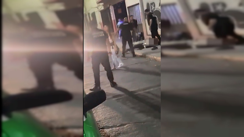 Guanajuato: cadeneros de bar golpean a joven hasta dejarlo inconsciente 