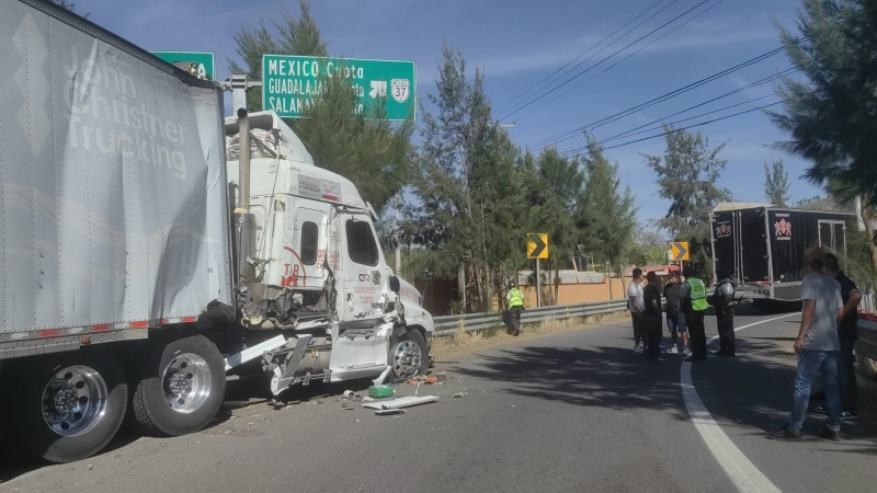 Chocan dos camiones en la Pátzcuaro-Morelia; solo reportan daños materiales