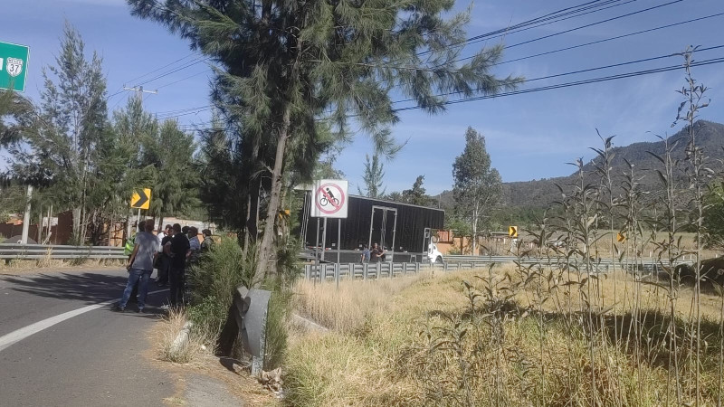 Chocan dos camiones en la Pátzcuaro-Morelia; solo reportan daños materiales