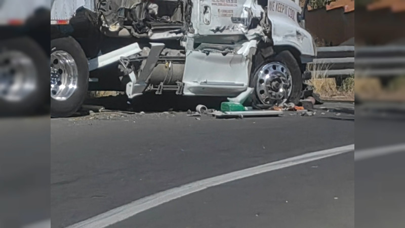 Chocan dos camiones en la Pátzcuaro-Morelia; solo reportan daños materiales
