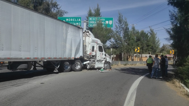 Chocan dos camiones en la Pátzcuaro-Morelia; solo reportan daños materiales
