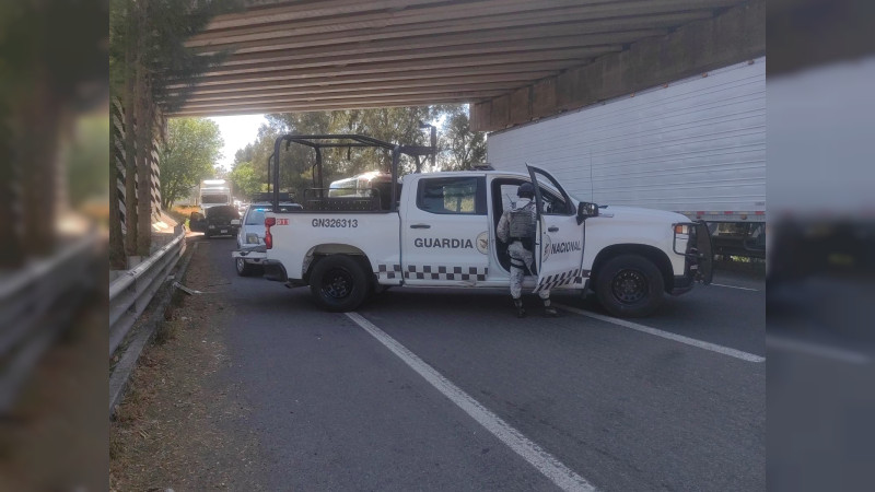 Chocan dos camiones en la Pátzcuaro-Morelia; solo reportan daños materiales