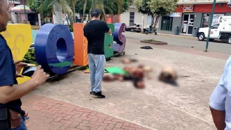 Sujetos armados abandonan restos humanos en plena vía pública de Cazones de Herrera, Veracruz