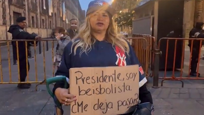 Ceci Flores acude vestida de beisbolista a Palacio Nacional para que AMLO la reciba 