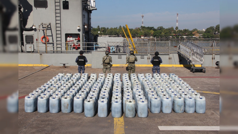 Aseguran 8 mil 500 litros de gasolina y dos lanchas rápidas para recuperar droga del mar, en Lázaro Cárdenas, Michoacán: Hay 5 detenidos 