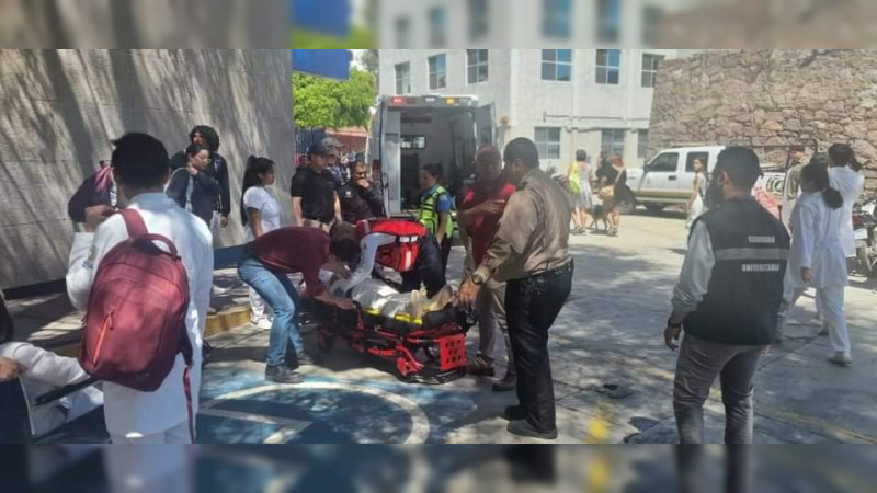 Durante foto de graduación, colapsan gradas en la Universidad Autónoma de SLP; hay al menos 9 lesionados 