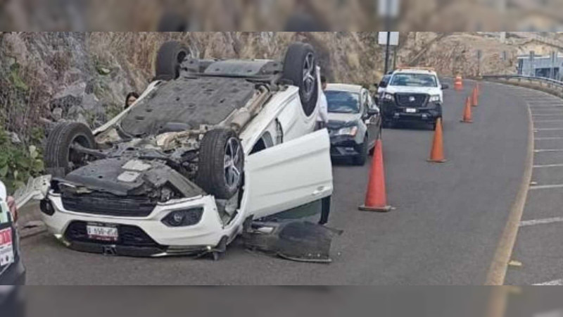 Vuelca vehículo en Tres Marías de Morelia, solo hubo daños materiales  