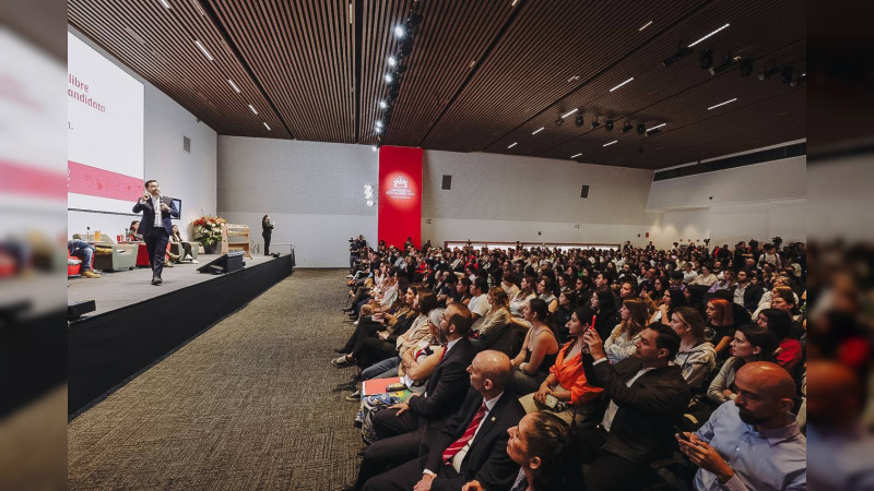 Durante su visita a la Ibero, Álvarez Máynez es cuestionado sobre las prácticas políticas de MC; no se llena el auditorio
