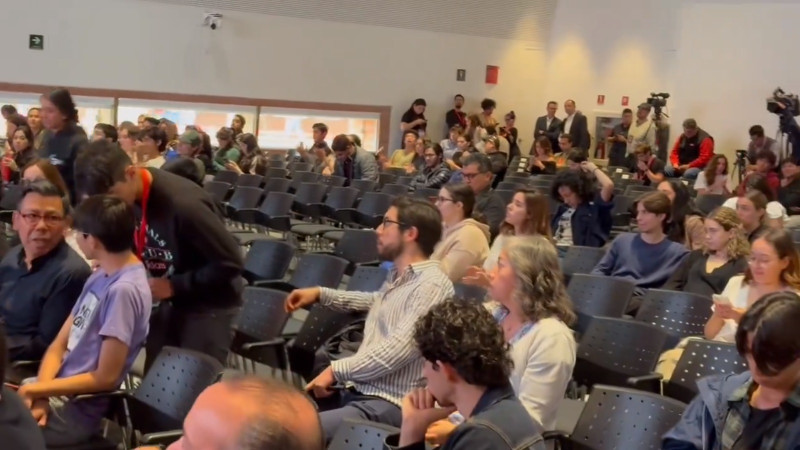 Durante su visita a la Ibero, Álvarez Máynez es cuestionado sobre las prácticas políticas de MC; no se llena el auditorio