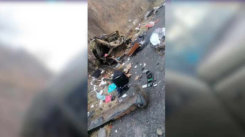 Choca tráiler y camioneta en la Siglo XXI, solo hubo daños materiales