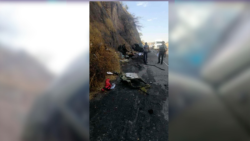 Choca tráiler y camioneta en la Siglo XXI, solo hubo daños materiales