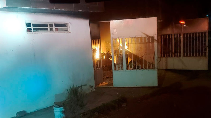 Las llamas devoran una indefensa casa en Morelia, Michoacán 