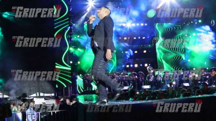 Espinoza Paz se cae en pleno concierto  