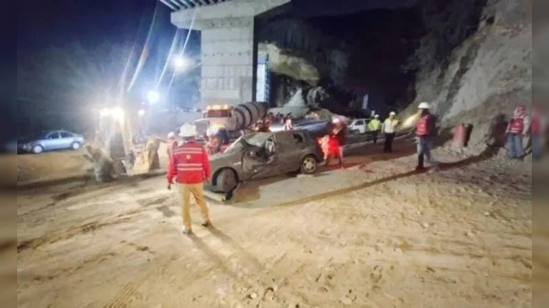 Una persona resulta lesionada tras caída de cimbra sobre vehículo en la carretera Pachuca-Huejutla