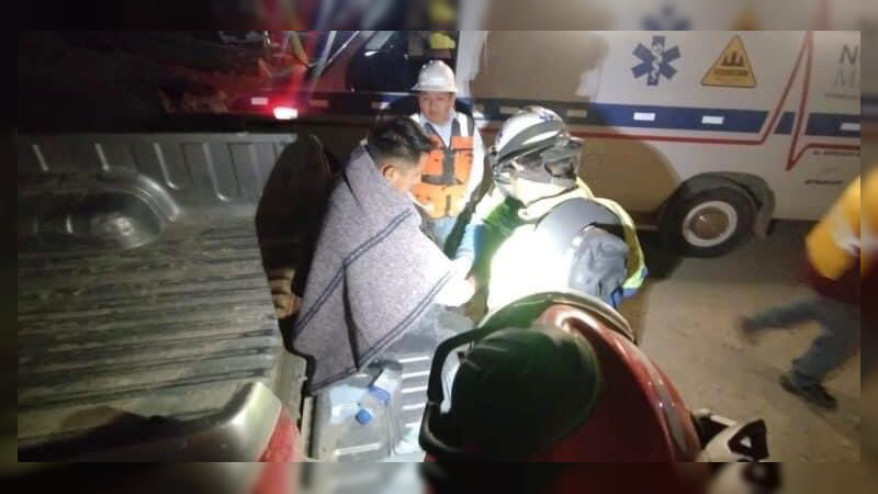 Una persona resulta lesionada tras caída de cimbra sobre vehículo en la carretera Pachuca-Huejutla