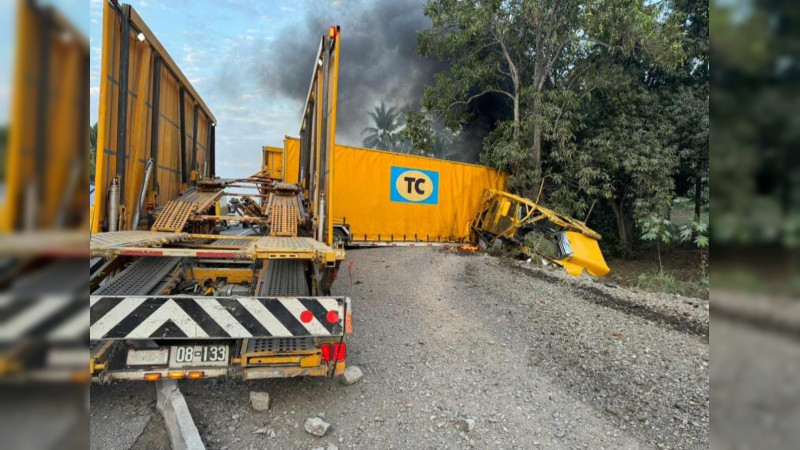 Se quema tráiler madrina en la autopista Siglo XXI 