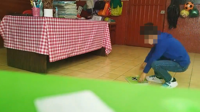 Destituyen a maestra que aventaba cuadernos de sus alumnos al piso en Toluca 